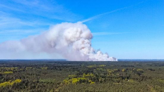 Grote natuurbrand in Epe op oefenterrein 't Harde