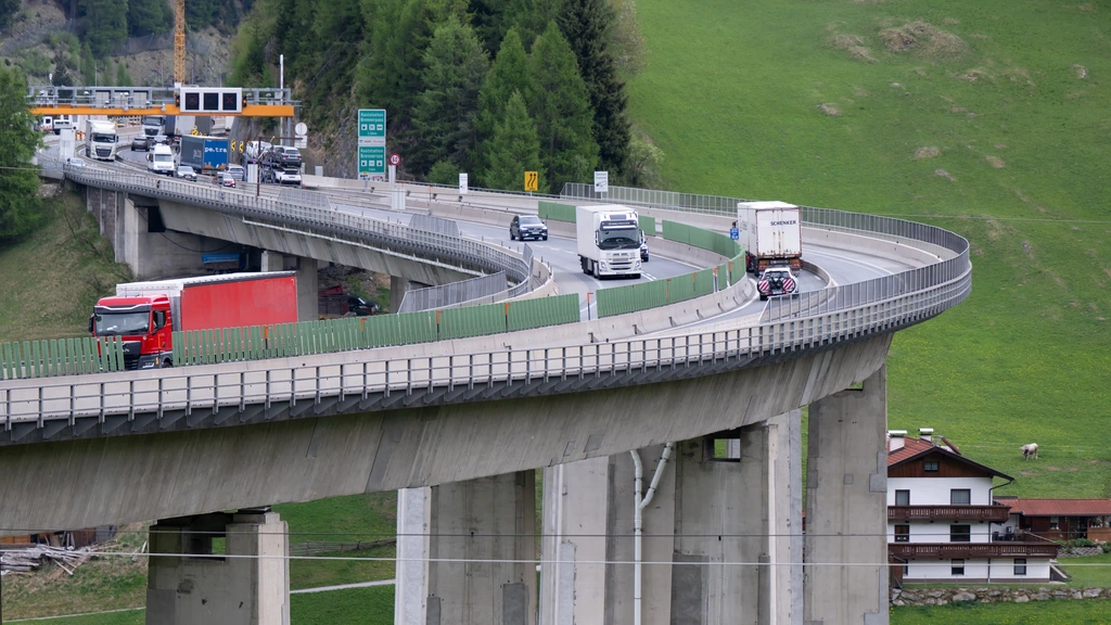 Dorpje in Tirol is drukte op Brennerpas beu en legt bergroute plat