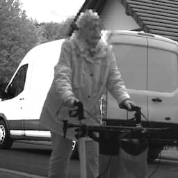 'Geflitste' vrouw met rollator voorkomt snelheidsboete busje in Duitsland: 'Cultfoto'