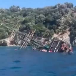 Video | Toeristen springen van zinkend feestschip in Turkije