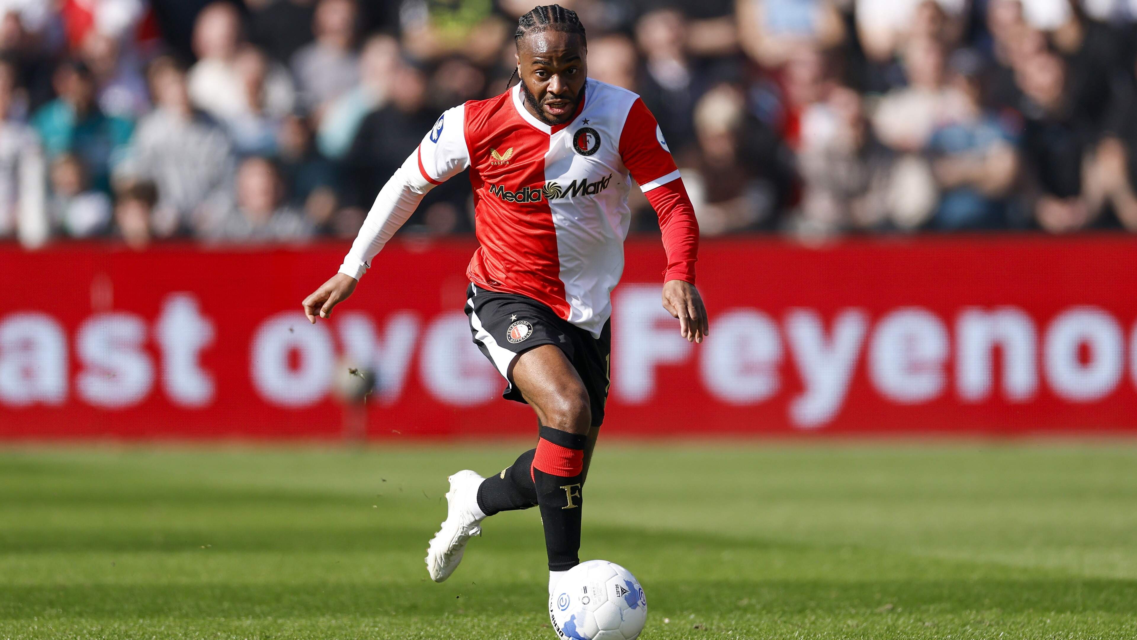 Bronnen rondom Raheem Sterling onthullen in Engelse media details na auto-ongeluk: ’Hij heeft extreem zware jaren achter de rug’