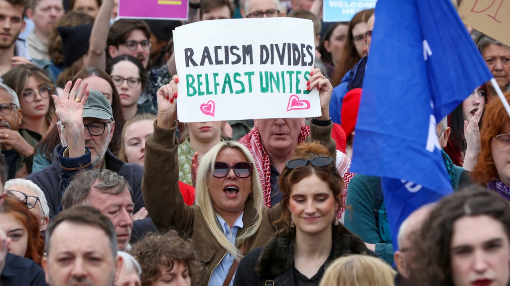 Groot antiracismeprotest met duizenden mensen in Belfast