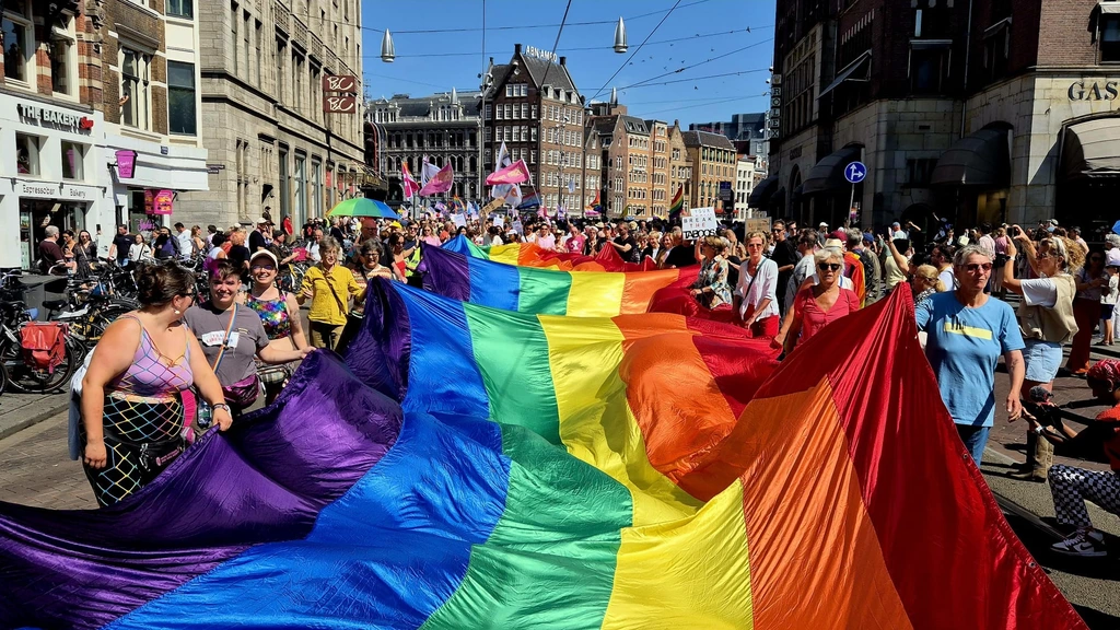 25/7 in Nieuwsuur: Bosbranden Europa • World Pride • Oekraïens jeugdorkest