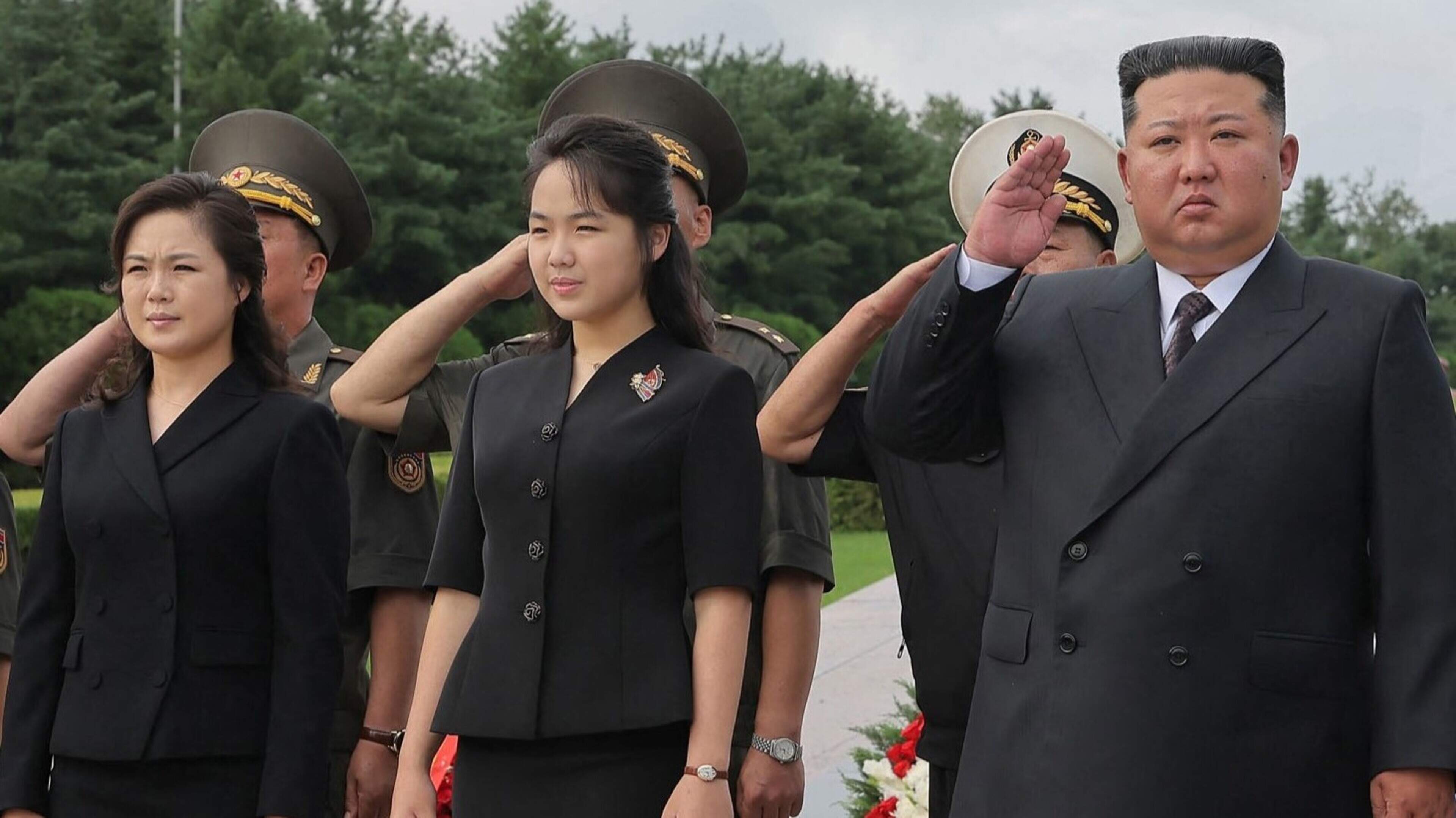 Dochter (13), die wordt klaargestoomd als opvolger Kim Jong-un, verschijnt in gezelschap van haar vader