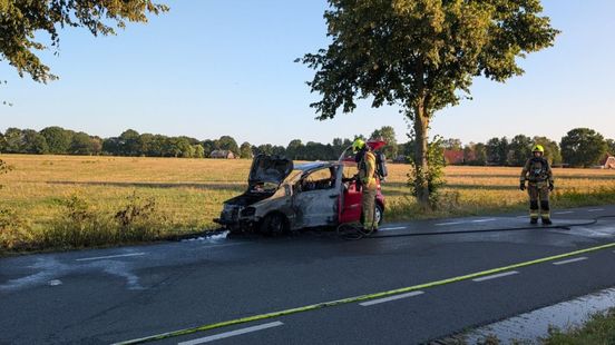 Auto uitgebrand na ongeluk