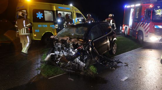 Auto's knallen frontaal op elkaar bij Barneveld