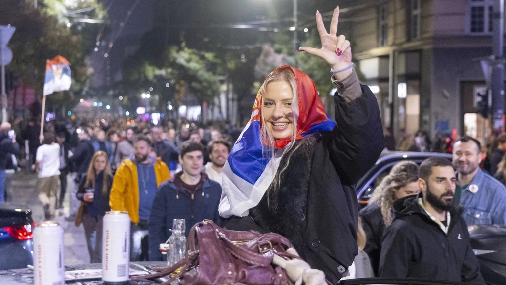 26/10 in Nieuwsuur: Studenten winnen in Servië • Coalitie praat met BBB en JA21
