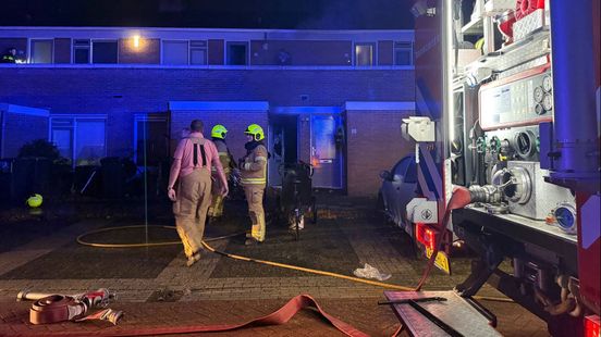 Hond ontsnapt uit brandende woning: mogelijk wapens gevonden